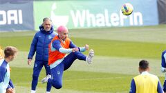 Griezmann, en una sesión del Atlético, tratando de golpear un balón. El que gane, dará dos veces.