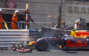 Max Verstappen en el momento de chocar con las paredes del circuito de Mónaco.