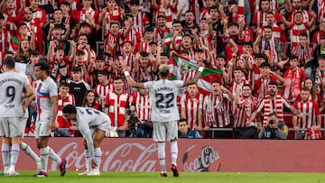 BILBAO, 12/03/2023.- El delantero brasileño del FC Barcelona, Raphinha, celebra el primer gol del equipo barcelonista durante el encuentro correspondiente a la jornada 25 de primera división que disputan hoy domingo frente al Athletic Club en el estadio de San Mamés, en Bilbao. EFE / Javier Zorrilla.