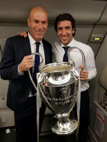 El 3 de junio de 2017 conquist¨® su segunda Champions (su quinto t¨ªtulo y la duod¨¦cima Champions del Madrid) tras ganar la final a la Juventus en Cardiff, Gales. En la foto, Zidane y Ra¨²l posan con la duod¨¦cima del Madrid.