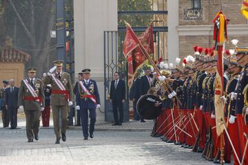 El rey Felipe VI pasa revista a los cadetes durante la ceremonia de jura de bandera.