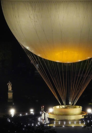 El pebetero de este año esta inspirado en un globo aerostático  en homenaje a los hermanos franceses Montgolfier, los cuales fueron los primeros en realizar experimentos con globos en 1782 inspirados por la observación de la ascensión del humo de las chimeneas.