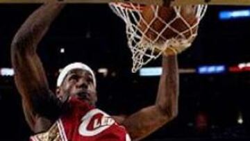 <b>VUELA ALTO.</b> LeBron James no deja de sorprender en su primera temporada en la NBA.