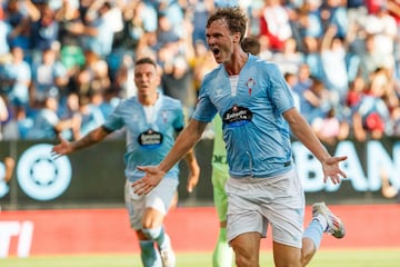 Williot Swedberg, jugador sueco del Celta, celebra en Balaídos el tanto anotado contra el Alavés en la primera jornada de la temporada 2024-2025.