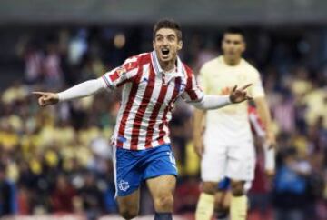 Isaac Brizuela fue el hombre del partido con doblete y asistencia en el gol de Carlos ‘Gullit’ Peña. Guadalajara le ‘aguó’ la fiesta al América en su torneo de centenario.