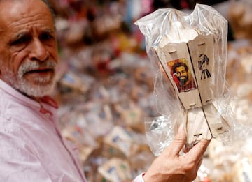 A man buys traditional decorative lanterns known as "Fanous" bearing the image of Liverpool's Egyptian forward soccer player Mohamed Salah at a market, before the beginning of the holy fasting month of Ramadan in Cairo, Egypt May 2, 2018.