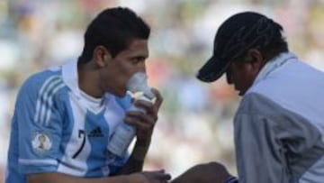 Di Mar&iacute;a respirando ox&iacute;geno durante el partido disputado en La Paz, a 3.650 metros de altura.
 