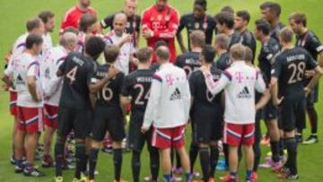 AWA504. Munich (Germany), 09/08/2014.- Head coach of Bundesliga soccer club Bayern Munich, Pep Guardiola, stands between his players during the team presentation at Allianz Arena in Munich, Germany, 09 August 2014. (Alemania) EFE/EPA/PETER KNEFFEL