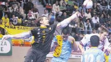 <b>ESTIRADA. </b>Cristian sale a despejar un balón ante el acoso del Lobelle.