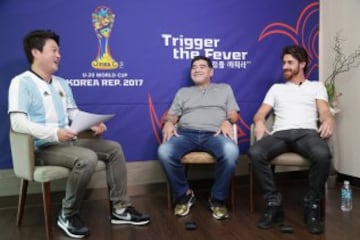 Maradona y Pablo Aimar jugaron un partido de futbol 5 con jóvenes coreanos para promocionar el sorteo del Mundial sub20. Maradona se convirtió en el protagonista y hasta en un momento del partido intento repetir la jugada de la mano de Dios, pero en esta ocasión no fue gol