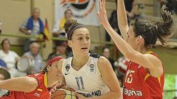 <b>DEFENSA. </b>Menz intenta irse de Anna Cruz y Amaya Valdemoro.