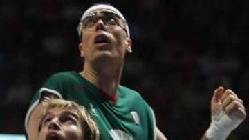 <b>COMPLEMENTO.</b> El Barcelona ha confirmado la contratación del pivot puertorriqueño Daniel Santiago, que será el complemento para David Andersen y Fran Vázquez en el juego interior blaugrana.