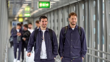 STUTTGART (ALEMANIA), 07/06/2025.- Los jugadores de la selección española de fútbol Daniel Vivian (i) y Álex Remiro durante la salida del combinado este sábado desde el aeropuerto de Stuttgart hacia Múnich, Alemania, donde jugará mañana contra Portugal la final de la Liga de Naciones de la UEFA, . EFE/ Ángel Martínez/RFEF/ ***SOLO USO EDITORIAL/SOLO DISPONIBLE PARA ILUSTRAR LA NOTICIA QUE ACOMPAÑA (CRÉDITO OBLIGATORIO)***