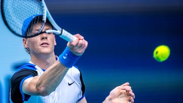 Miami (United States), 24/03/2024.- Jannik Sinner of Italy in action against Tallon Griekspoor of Netherlands during the men'Äôs third round of the 2024 Miami Open tennis tournament at the Hard Rock Stadium in Miami, Florida, USA, 24 March 2024. (Tenis, Italia, Países Bajos; Holanda) EFE/EPA/CRISTOBAL HERRERA-ULASHKEVICH
