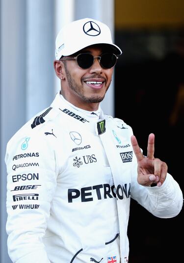 Lewis Hamilton celebra la pole en el GP de Azerbaiyán.