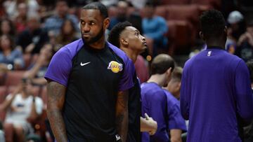 LeBron James, con el chándal de los Lakers.