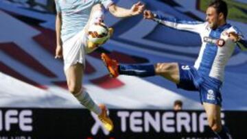 Sergio García, peleando con Fontàs en el Celta-Espanyol.