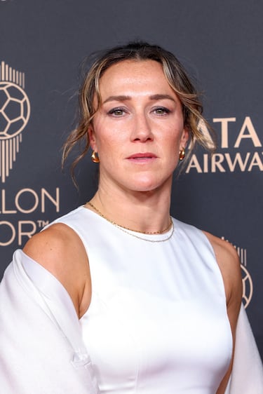 Lucy Bronze posa antes de la ceremonia de entrega del Balón de Oro 2025.