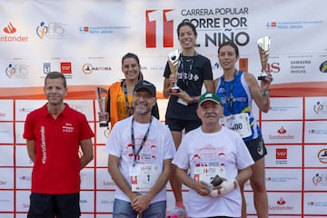 Las 3 mujeres ms rpidas en la carrera de 10 kilmetros fueron Paula Mayero Mariscal de Gante, en el centro como ganadora, seguida por Luca Snchez Garca e Isabel Melgarejo Ortu?o.