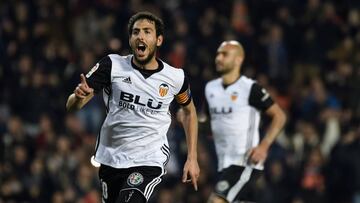 Valencia's midfielder Dani Parejo celebrates after scoring during the Spanish league football match between Valencia and Celta Vigo at the Mestalla Stadium in Valencia on December 9, 2017. / AFP PHOTO / JOSE JORDAN