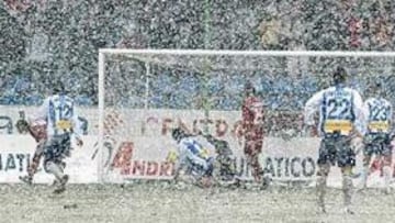<b>MALAS CONDICIONES. </b>Jandro consiguió el tercer gol del Celta en Mendizorroza bajo una intensa nevada.