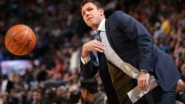 Luke Walton, técnico de los Warriors.