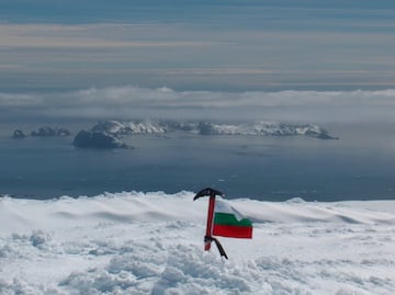 Tres países reclaman la soberanía de la isla, Chile, Argentina y Reino Unidol.