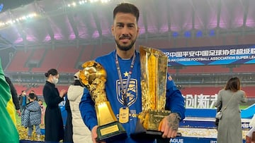 El español Yaki Yen celebra el título de liga china conseguido con el Wuhan Three Towns.