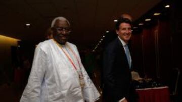 Lamine Diack (de blanco) y Sebastian Coe, su sucesor al frente de la IAAF. 