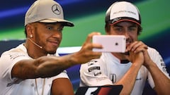 Lewis Hamilton haci&eacute;ndose un selfie con Fernando Alonso.