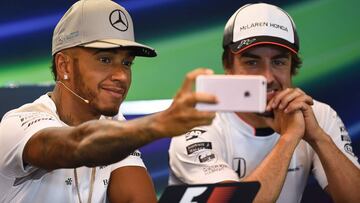 Lewis Hamilton haciéndose un selfie con Fernando Alonso.