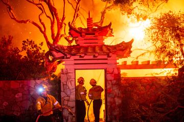 Múltiples lugares, como templos, bancos, casas y oficinas, han sido alcanzados por los incendios de Los Ángeles.