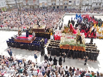 Los pasos de la Verónica, el Nazareno, el San Juan y la Virgen de los Dolores durante la procesión del Santo Encuentro, a 7 de abril de 2023, en Ferrol, A Coruña, Galicia (España).  La Procesión del Santo Encuentro es uno de los momentos más destacados de la Semana Santa de Ferrol, en la que los portadores bailan juntos los pasos de la Verónica, el Nazareno, el San Juan y la Virgen de los Dolores. La Semana Santa de Ferrol está declarada de Interés Turístico Internacional desde el año 2014.