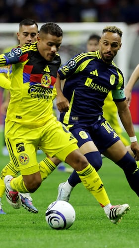 Soccer Football - CONCACAF Champions Cup - Quarter Final - Second Leg - Club America v Nashville SC - Estadio Ciudad de Mexico, Mexico City, Mexico - April 14, 2026 Club America's Jonathan dos Santos in action with Nashville SC's Hany Mukhtar REUTERS/Henry Romero