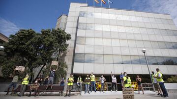 Imagen de una docena de trabajadores que salieron a protestar por los ERTE ante las oficinas del SEPE en Barcelona.