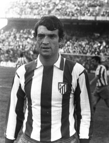 Durante un partido con el Atlético de Madrid en 1964 insulto al árbitro y fue sancionado con 6 partidos.