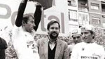 SU DIA TRIUNFAL. Eric Caritoux levanta el trofeo de vencedor de la Vuelta 1984. A su lado, un joven Javier Solana, actual responsable de la política exterior de la Unión Europea, y Alberto Fernández, al que batió por seis segundos.