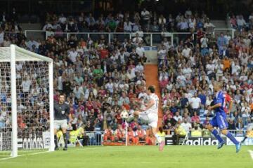 El centrocampista galés del Real Madrid, Gareth Bale (i) marca el 2-0 durante el partido ante el FC Basilea de la primera jornada de la fase de grupos de la Liga de Campeones que se disputa esta noche en el estadio Santiago Bernabéu, en Madrid. 