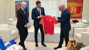 Pedro Sánchez recibe a Rubiales e Infantino en La Moncloa