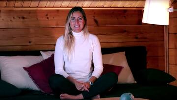 La surfista Lucía Martiño, en un sofá con cojines, sonriendo a cámara con camiseta blanca y las piernas cruzadas, en Suiza, a principios de diciembre del 2021.