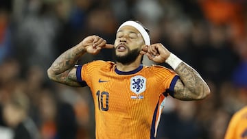 Rotterdam (Netherlands), 10/06/2024.- Memphis Depay of the Netherlands celebrates a goal that was later disallowed by VAR during the friendly international soccer match between the Netherlands and Iceland in Rotterdam, the Netherlands, 10 June 2024. (Futbol, Amistoso, Islandia, Países Bajos; Holanda) EFE/EPA/MAURICE VAN STEEN
