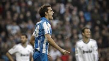 El centrocampista de la Real Sociedad Xabi Prieto celebra el gol que acaba de marcar, que supone el 2-2 para su equipo, durante el partido contra el Real Madrid.