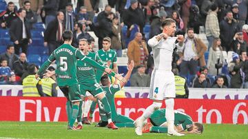 Mantovani y los jugadores del Legan&eacute;s celebran el pase a semifinales mientras Ramos muestra la decepci&oacute;n del Madrid...