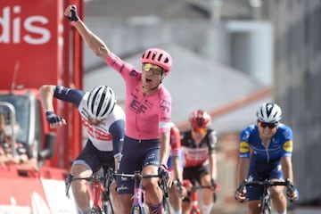 Cort Nielsen celebra su victoria en el reducido esprint de la etapa 19.
