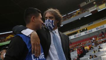 Guillermo Almada habla con uno de sus jugadores durante un partido de Pachuca.