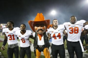 Los jugadores del Oklahoma State Cowboys celebran la victoria ante los Central Michigan Chippewas.