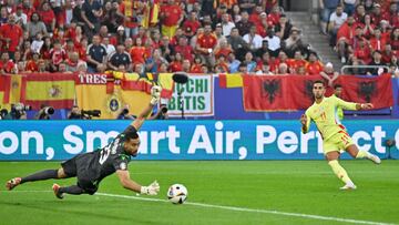 Ferran bate a Strakosha en el 1-0 de España ante Albania en Düsseldorf.