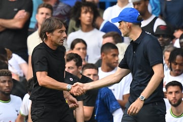 Al finalizar del partido, en el momento del saludo los dos entrenadores vuelven a encararse y terminan los dos expulsados.