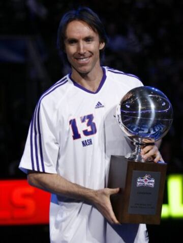 Nash posa con el trofeo Skills Challenge durante los All-Star de la NBA en 2010. Fue elegido MVP de la NBA en las temporadas 2004-05 y 2005-06, y segundo en las votaciones de la 2006-07.