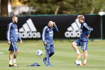 Buenos Aires 03 Octubre 2017
Eliminatorias Rusia 2018
Entrenamiento de la Selección Argentina previo al partido contra Peru, en el Predio Julio H Grondona.
Mauro Icardi de Argentina, Lucas Biglia de Argentina y Jorge Sampaoli DT de Argentina
Foto Ortiz Gustavo